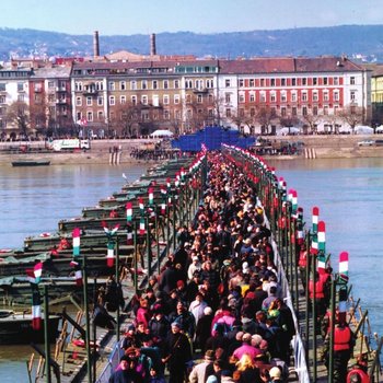 3 Ponte dell’Europa, ponte di barche provvisorio realizzato il 15 marzo 2003 alla vigilia dell’ingresso dell’Ungheria nell’UE.jpg