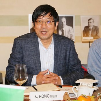 Il prof. Rong Xinjiang 