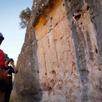 Divinità assire rappresentate nei rilievi rupestri del sito monumentale di Maltai