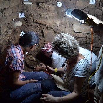 Operation 1, lavoro all’interno della tomba a camera rinvenuta durante gli scavi del 2018 nella necropoli di Tell Gomel, sito archeologico al centro della piana di Navkur (Kurdistan iracheno)