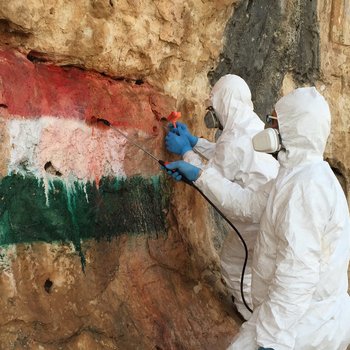 rimozione dei vandalismi, operazioni di restauro a Maltai