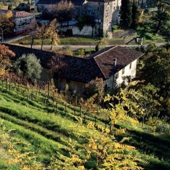 1. L'abbazia di Rosazzo vista dal colle di Santa Caterina, foto Massimo Poldelmengo