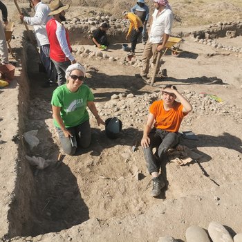 10 Lara Maritan, geologa dell'Università di Padova, e Maddalena Scattini, ceramologa dell'Università di Udine, durante lo scavo di livelli di epoca tardo calcolitica