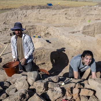 11 Un collaboratore, del vicino paese di Jujar, e Maddalena Scattini, durante gli scavi attorno al Rectangular Mudbrick Building ad Asingeran