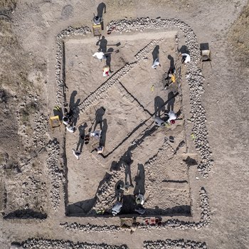 13 Foto zenitale durante gli scavi ad Asingeran