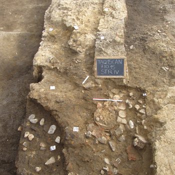 Il focolare in cui è stata trovata la tazza in corso di scavo