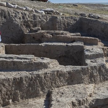 8 Scavi in corso ad Asingeran. In primo piano è visibile il Rectangular Mudbrick Building