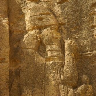 Dettaglio del re assiro Sennacherib dal Grande Rilievo rupestre di Khinis