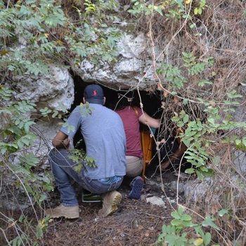 Entrata di una piccola grotta scavata artificialmente in antichità nei campi attorno Amioun