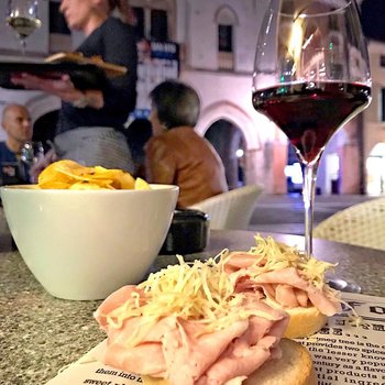 Food and wine – photo by Gian Luca Sgaggero (CC BY 2.0 DEED)