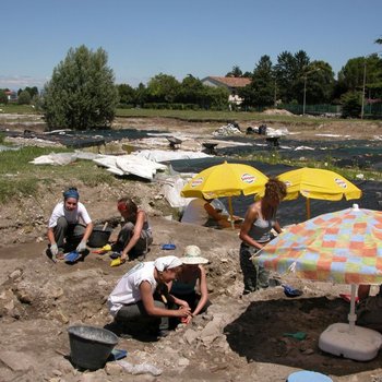 Studenti impegnati nel lavoro di scavo