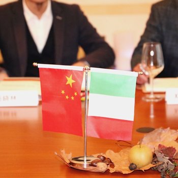 Bandiere Cina e Italia sul tavolo incontro