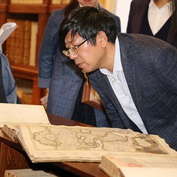 Il prof. Rong Xinjiang nella Biblioteca Florio