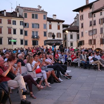Pubblico in piazza Matteotti