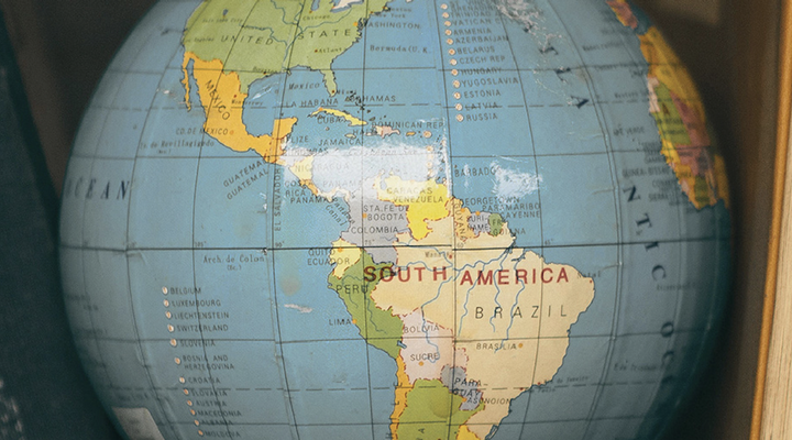 Profiling linguistic and sociological diversity in Italian global space